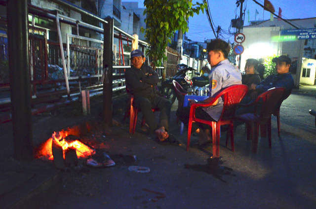 Người Sài Gòn đốt lửa sưởi ấm trong cái lạnh 20 độ C